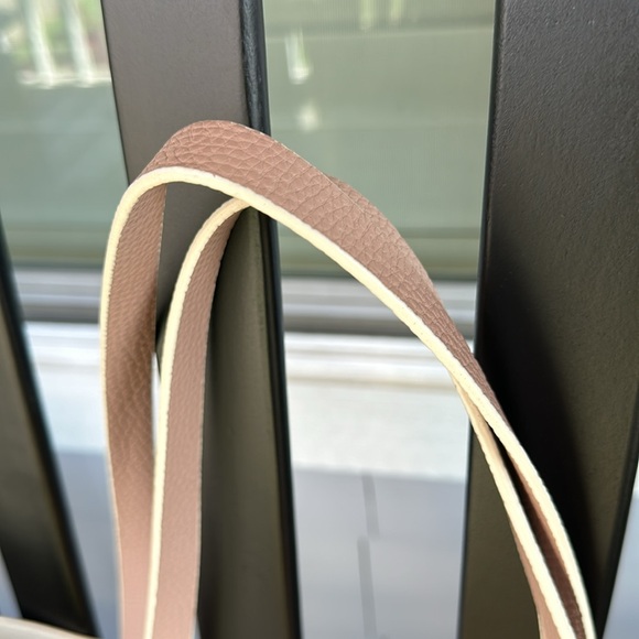 Guess pale pink Tote
Fabulous condition...approx 18" x 10" bottom base 12"by 5" - Picture 3 of 9